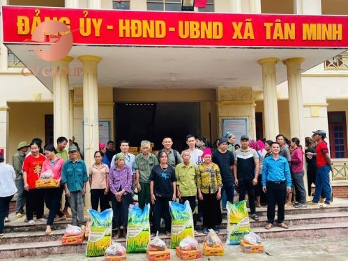 Trao tận tay 150 phần quà là lương thực cần thiết đã chuẩn bị đến tận tay 150 hộ dân tại UBND xã Tân Minh