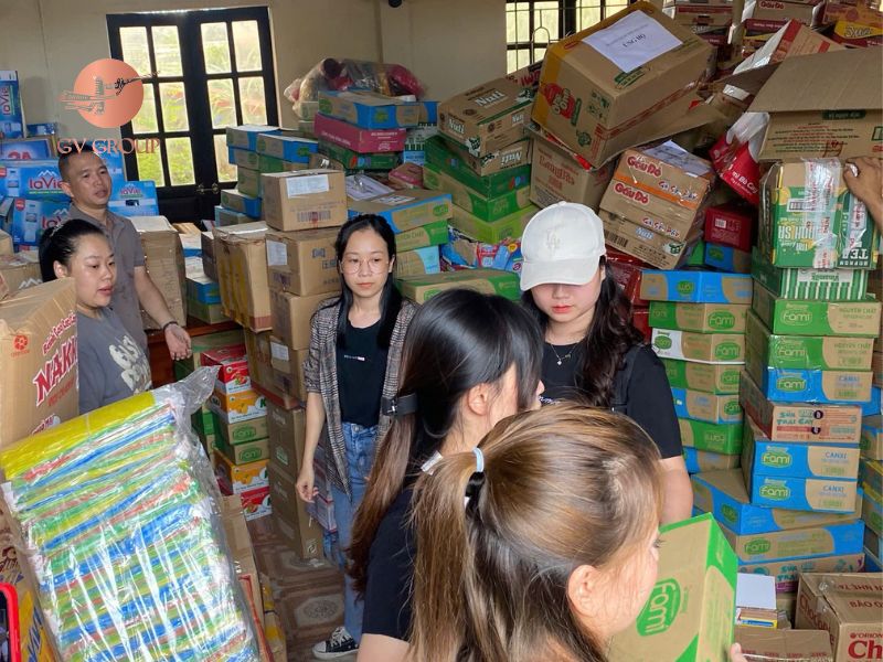 Các vật phẩm cứu trợ cho hơn 2500 hộ đến UBND xã Hiền Lương